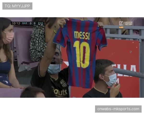 蒙彼利埃主场球迷在比赛第10分钟集体鼓掌致敬已故俱乐部传奇